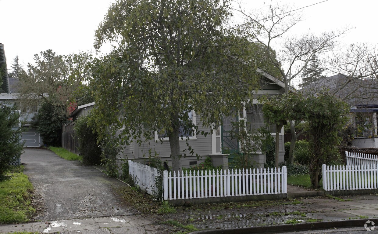 Building Photo - 806 6th St