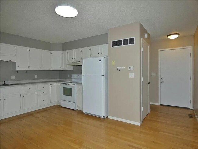 Entrada y área de cocina - 77 Brook Cir