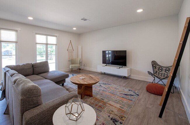 Building Photo - Charming 3/1 South Congress Retreat!
