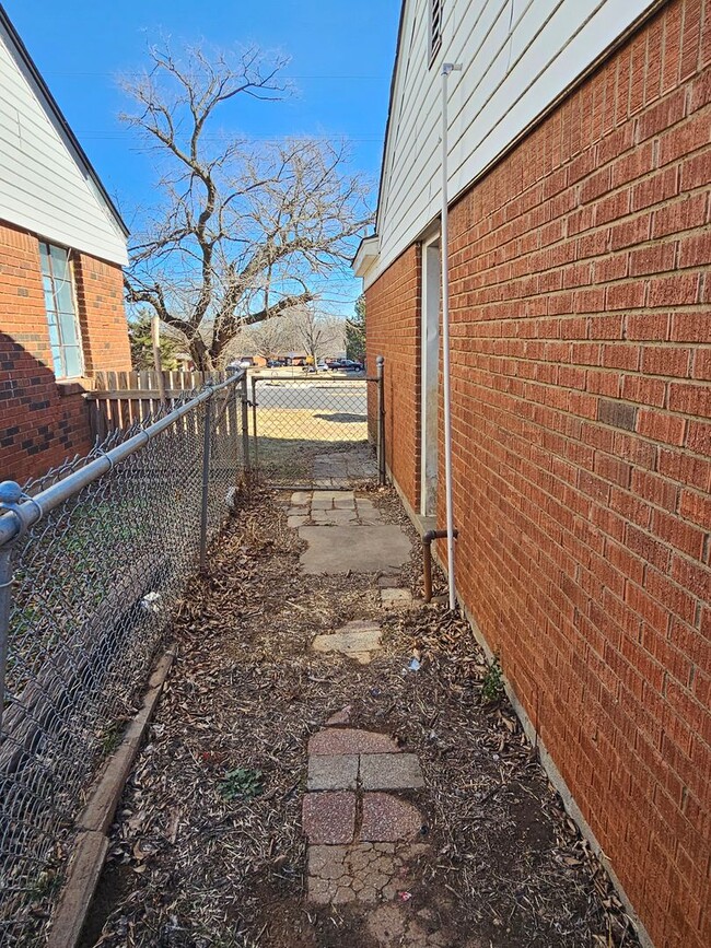 Building Photo - Cute 2 bed 1 bath in Midwest City Close to...