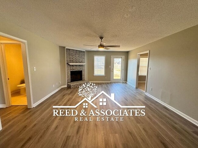 Building Photo - 3 Bedroom + Bonus in Collierville!
