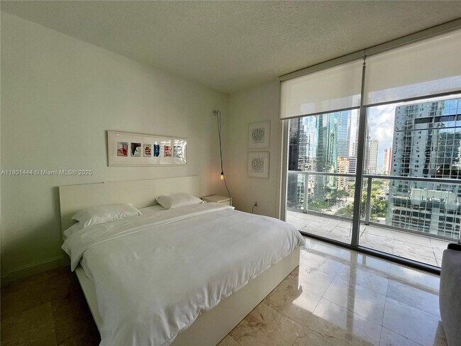 Building Photo - 1060 Brickell Ave