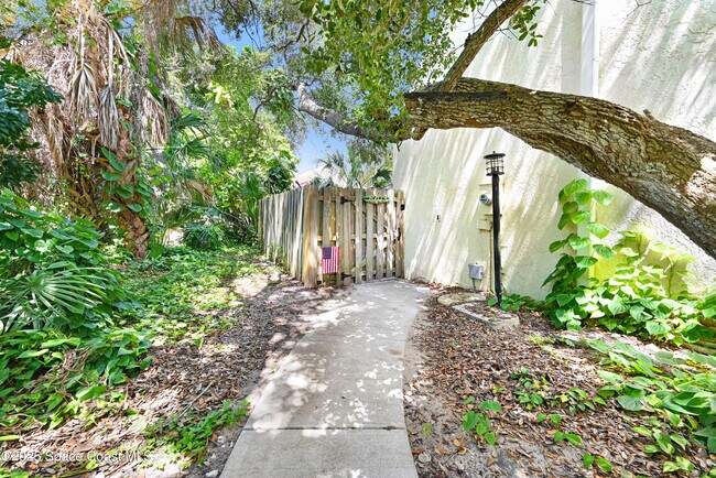 Foto del edificio - 8703 Jasmine Ct