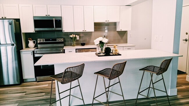 Building Photo - Oversized One-Bedroom Midtown Apartment For Rent