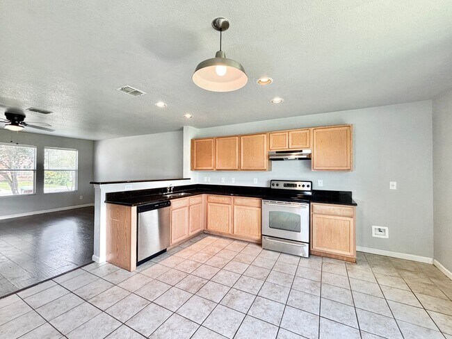 Foto del edificio - Beautiful 2-Story Home in Mustang Valley!