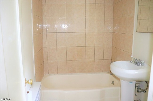 Foto del edificio - 8 Carolyn Terrace