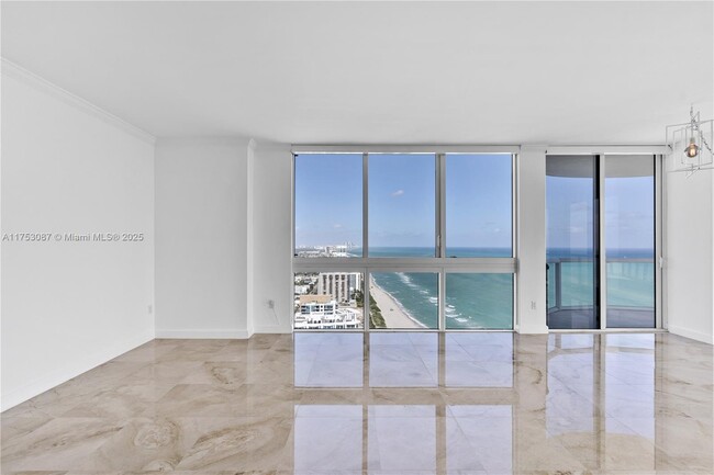 Foto del edificio - 6365 Collins Ave