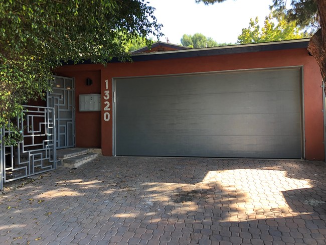 front - 1320 Mohawk St
