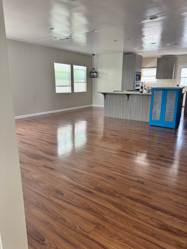 Living and Island - 4223 La Salle Ave
