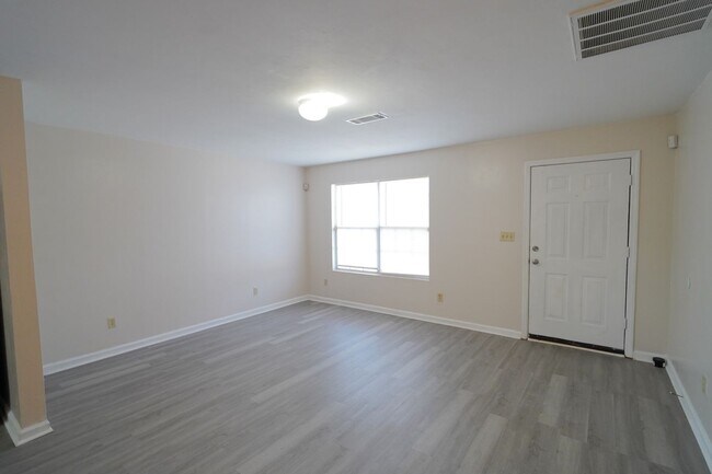 Foto del edificio - 3178 N Ridge Rd