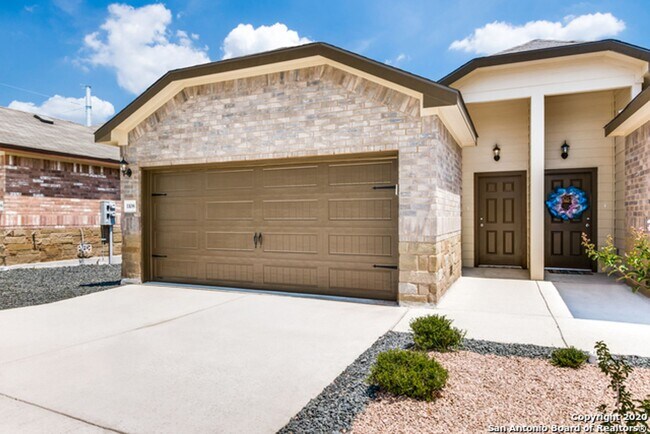 Building Photo - Luxury Duplex in Seguin