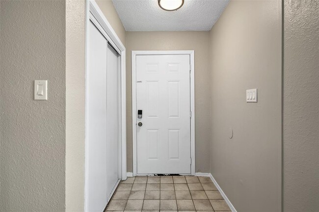 Building Photo - 5303 Woodland Oaks Ct