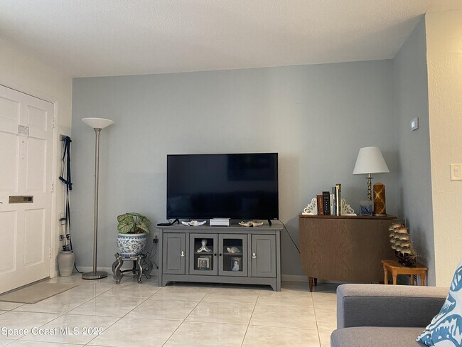 Foto del edificio - 221 Emerald Dr N