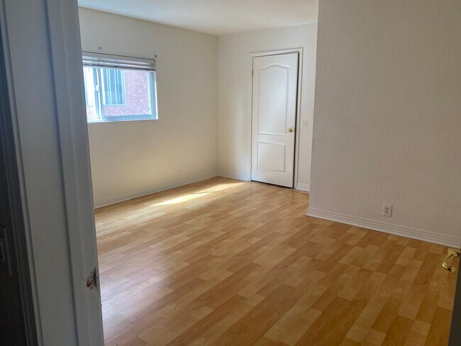 Dormitorio de la planta baja - 6833 Woodman Ave