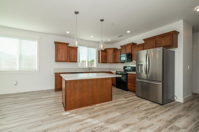 Building Photo - Modern 3-Bed / 2-Bath Home in Redding- Dog...