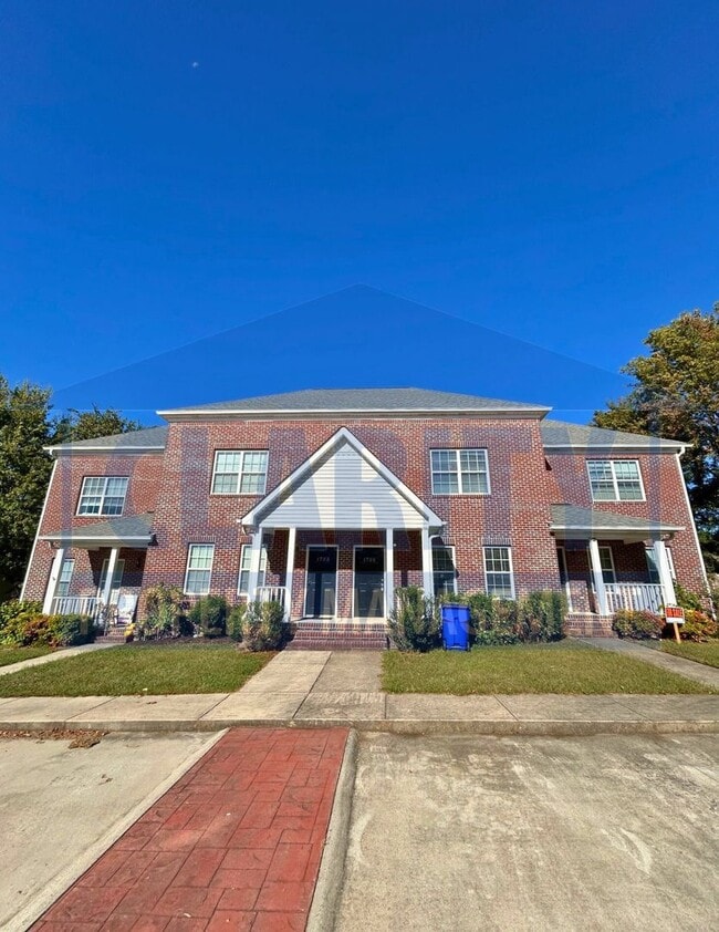 Building Photo - Two bedroom townhome in North Cleveland