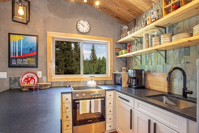 Building Photo - Adorable Mountain Cabin available for a Wi...