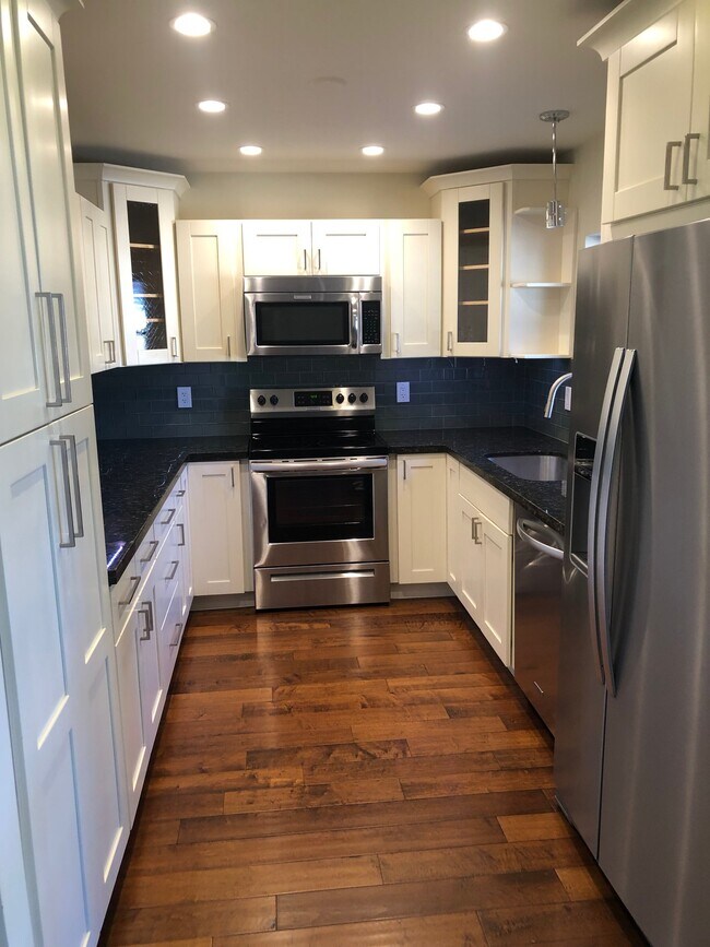 Building Photo - 8460 E Malcomb Dr