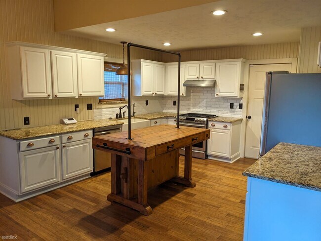 Building Photo - 5 br, 3 bath House - 201 West Waterford Court