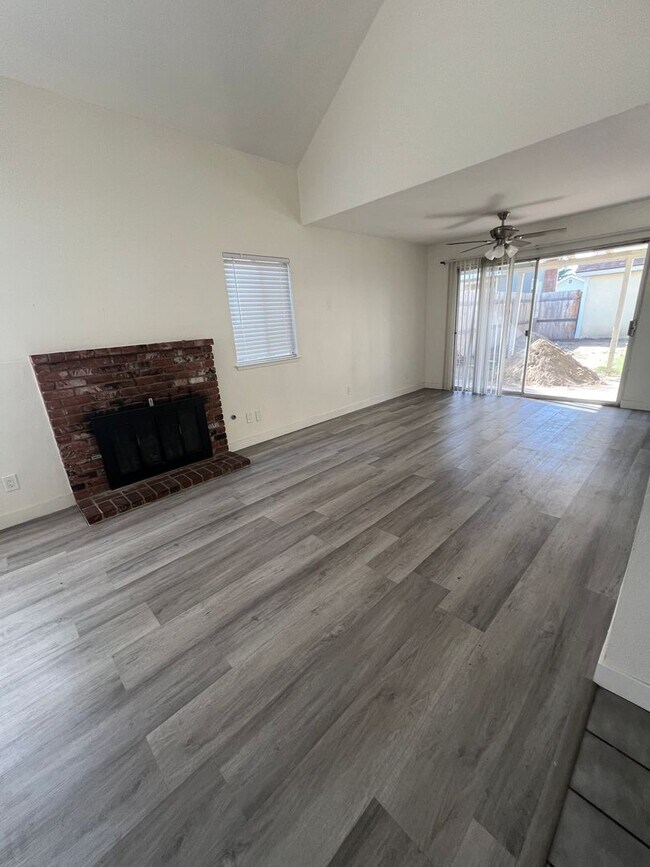 Building Photo - 2419 N Clark St