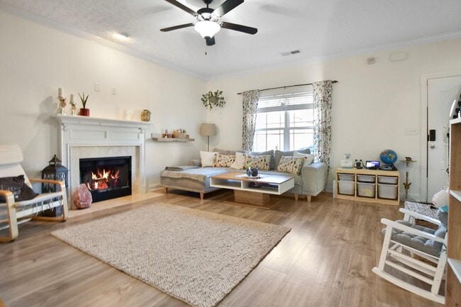 Building Photo - Pet Friendly Three Bedroom with Bonus!