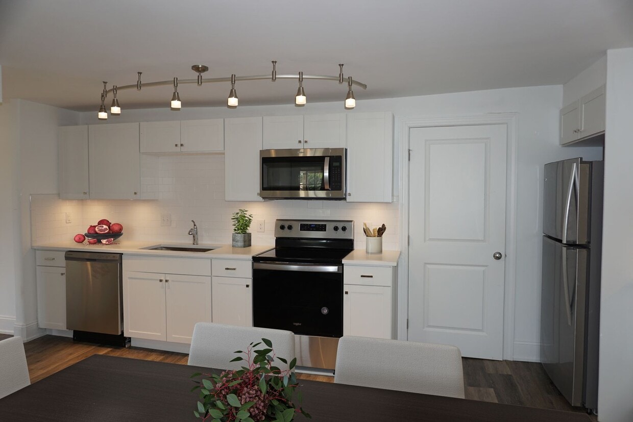 Building Photo - Recently Renovated 2 Bed / 1 Bath in Colle...