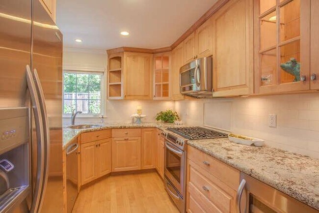 Building Photo - 195 Easy St