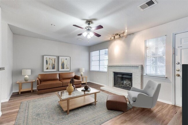 Building Photo - RIVER CROSSING TOWNHOME - 2BD -2.5BA - GRE...