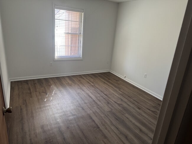 Building Photo - 513 3rd St