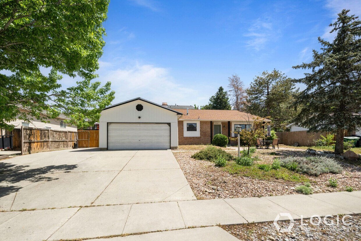 Foto principal - Beautiful Spacious Home with a Fully fence...