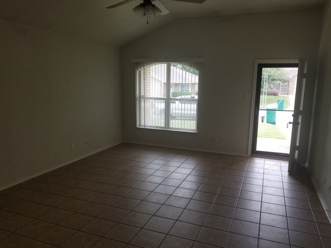 Foto del edificio - 312 Jeff Gordon Dr