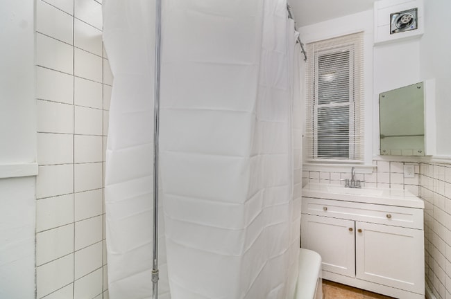 Building Photo - 822 W 35th St