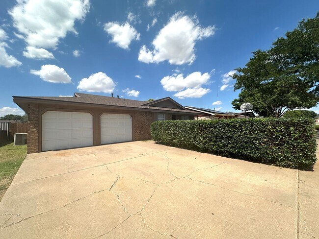 Foto del edificio - 3bed/2Bath Available 9/10
