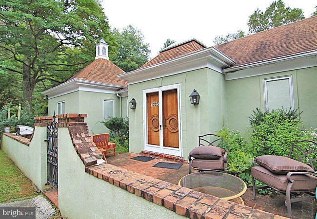 Foto del edificio - 1225 Rock Creek Rd