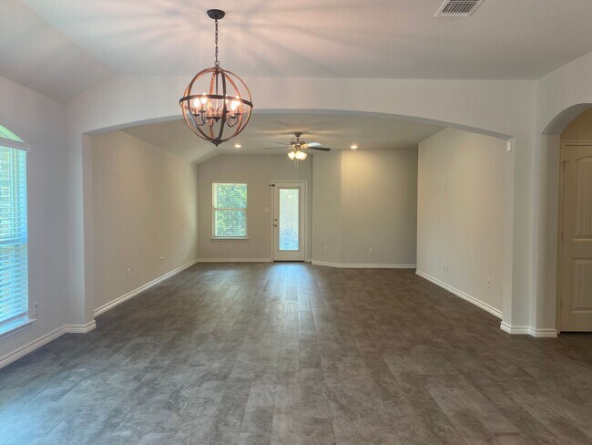 Building Photo - 4 BEDROOM PLUS AN OFFICE, BELTON ISD