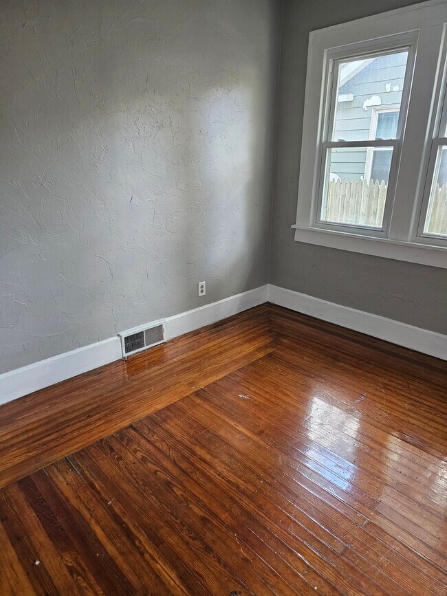 SE bdrm - 811 E 29th St
