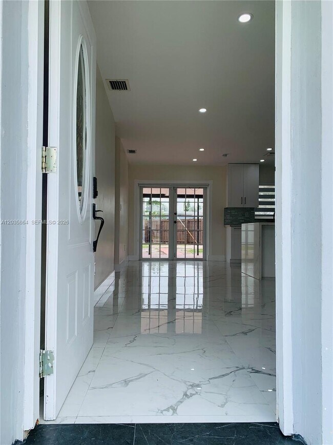 Foto del edificio - 17010 NW 53rd Ave