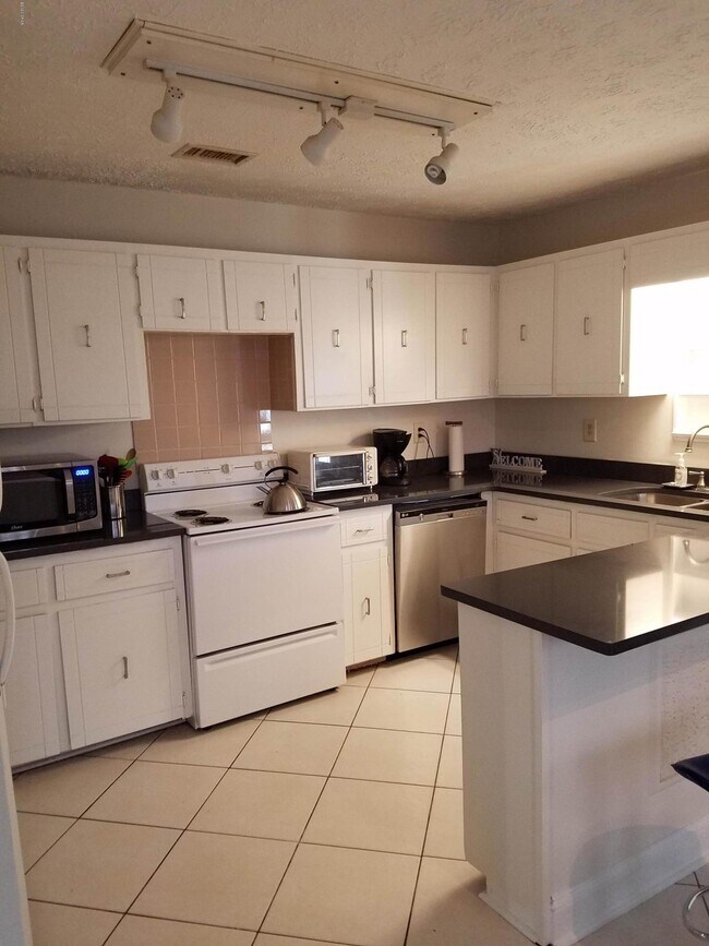 Building Photo - 621 Granada Cir