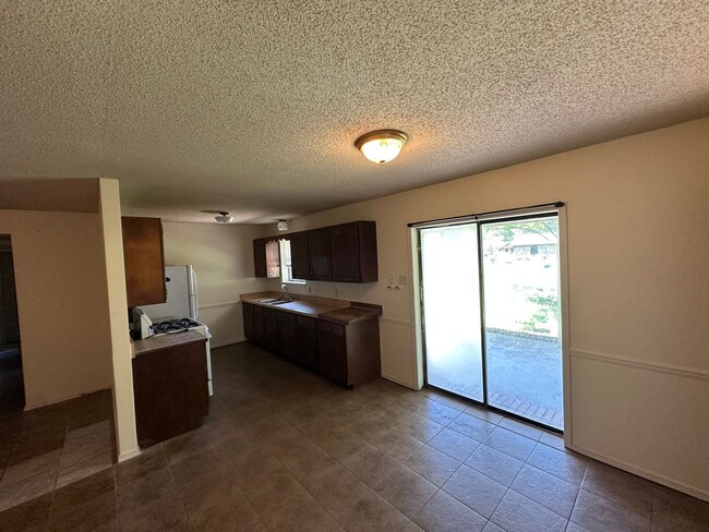 Building Photo - Introducing a charming 3-bedroom, 1.5 bath...