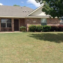 Building Photo - 623 Oliver Ln