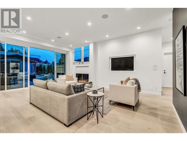 Building Photo - 4500 Canterbury Crescent