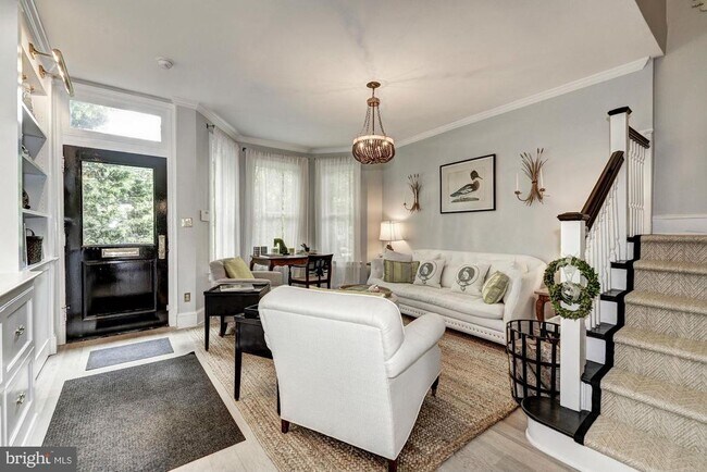Foto del edificio - 2229 Hall Pl NW