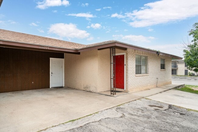 Building Photo - 104 Hackberry Ln