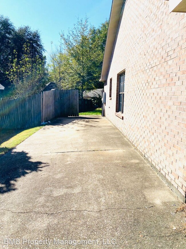 Building Photo - 3 br, 2 bath House - 6313 Woodmere Blvd