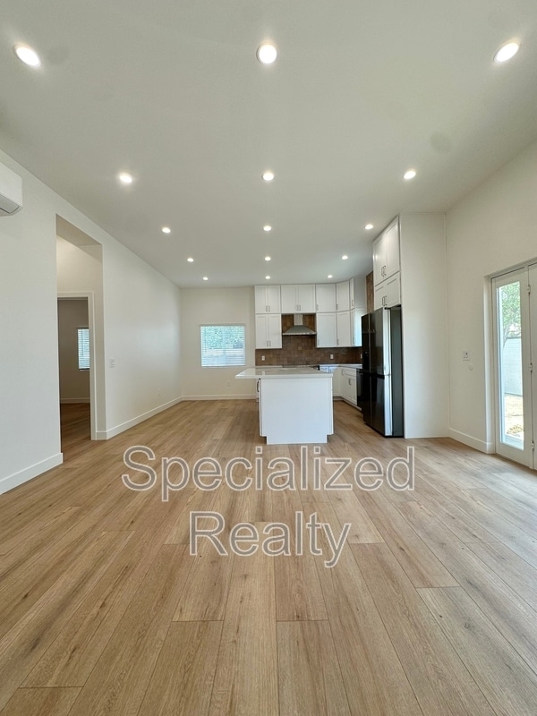 Building Photo - 1135 Scofield Dr