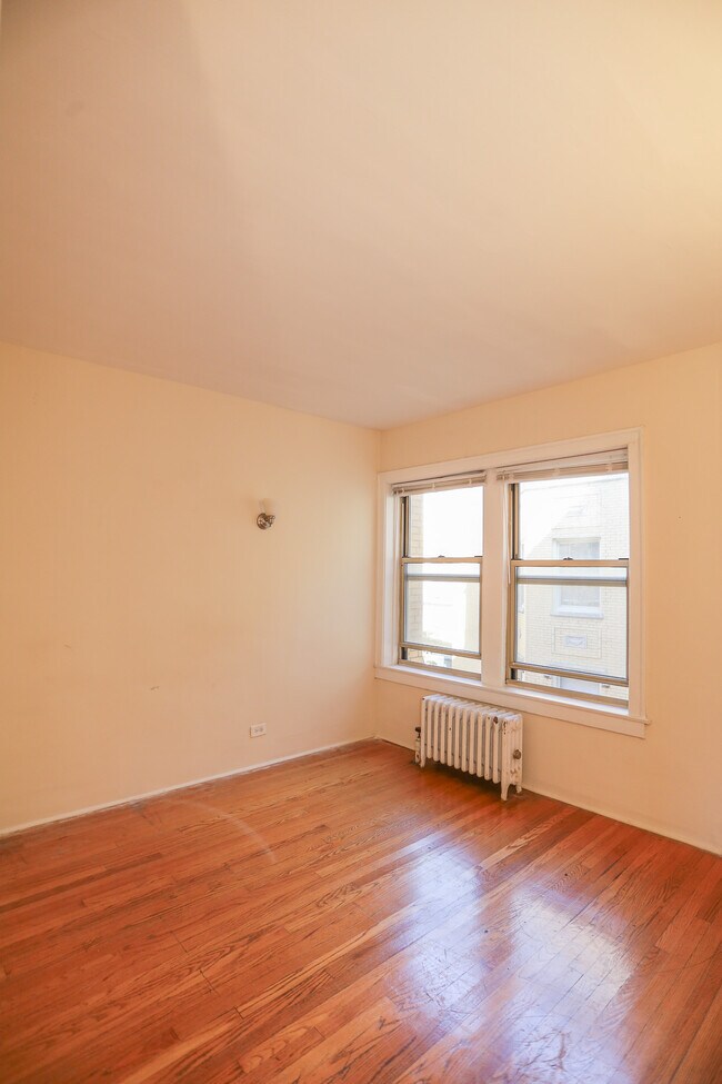 Building Photo - 1624 W Lunt Ave