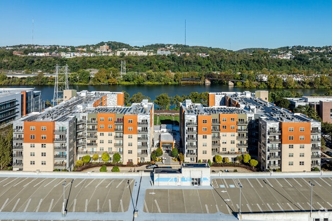 Los patios en 3 cruces - The Yards at 3 Crossings