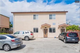 Building Photo - 713 W 80th St