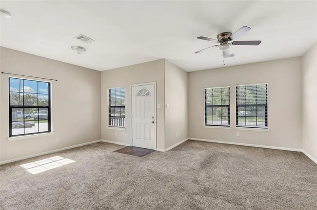 Foto del edificio - 4831 Higgins St