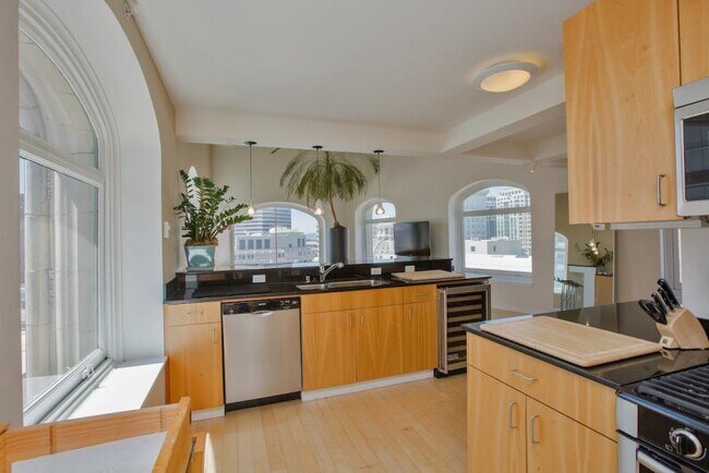 Building Photo - Upscale Twelfth-Floor Condo